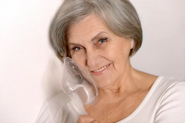 Mujer haciendo inhalación — Foto de Stock