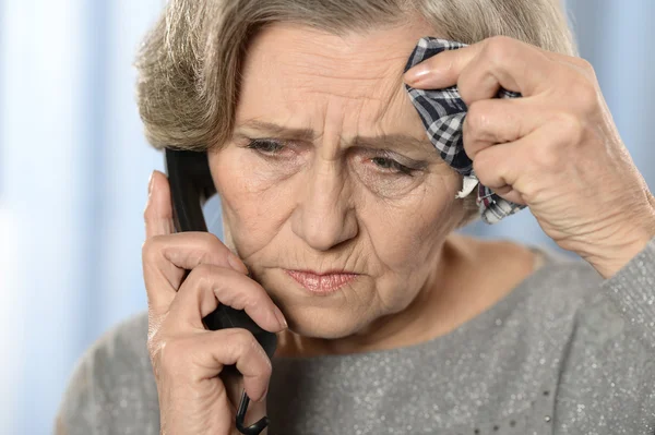 Ältere Frau mit kranker Kehle — Stockfoto