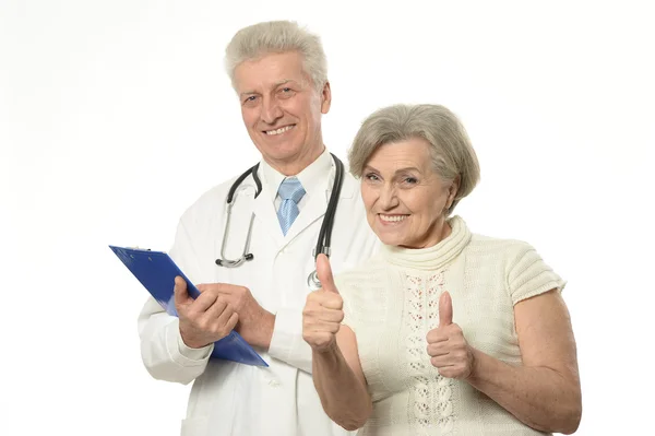 Médico de edad avanzada con un paciente — Foto de Stock