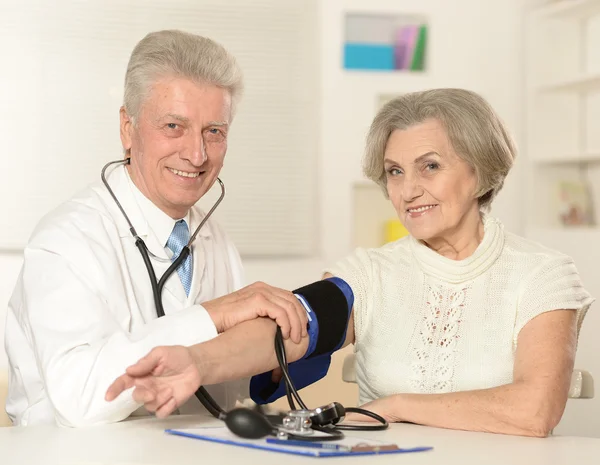 Kaukasische betagte Ärztin mit einem älteren Patienten — Stockfoto