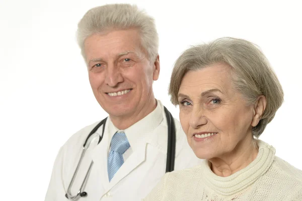 Médico de edad avanzada con un paciente — Foto de Stock