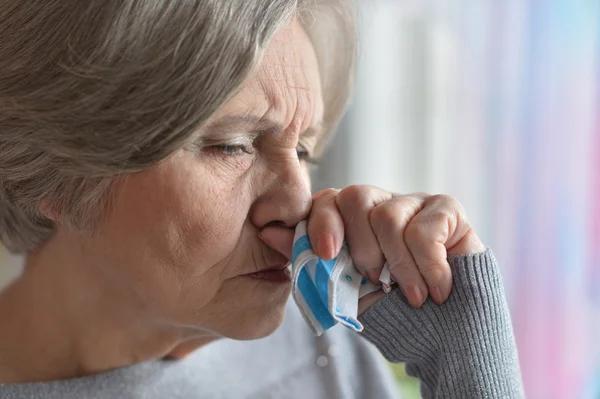 Zieke bejaarde vrouw — Stockfoto