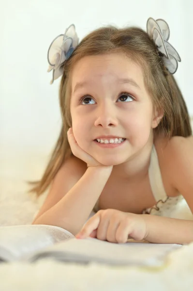 Heureux caucasien jeune fille avec un livre — Photo