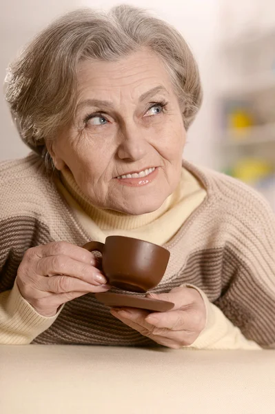 Leeftijd vrouw koffie drinken — Stockfoto