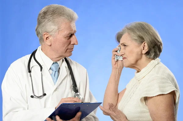 Femme âgée est venue chez le médecin — Photo