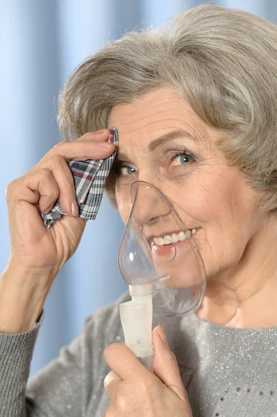 Senior vrouw met inhalator — Stockfoto