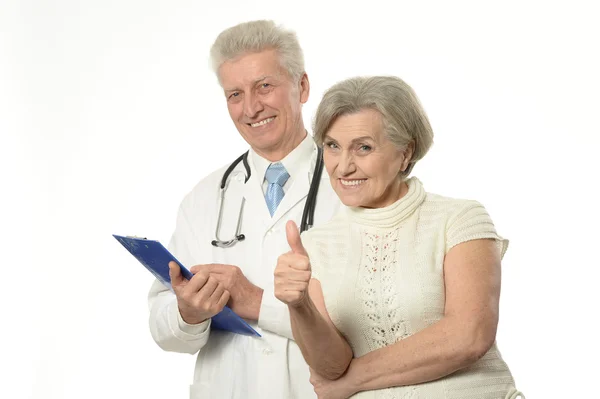 Médico de edad avanzada con un paciente — Foto de Stock