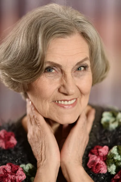 Retrato de una mujer de mediana edad — Foto de Stock