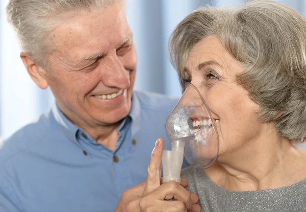 Älteres Ehepaar mit Inhalator — Stockfoto