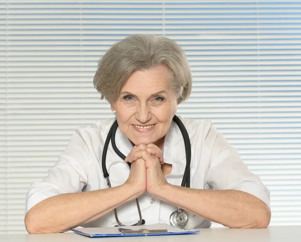 Femme médecin senior — Photo