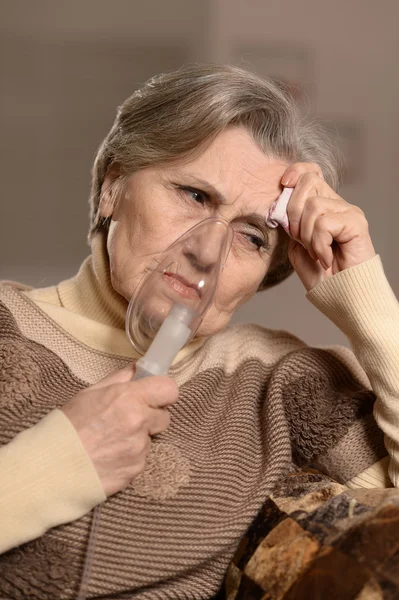 Ältere Frau inhaliert — Stockfoto