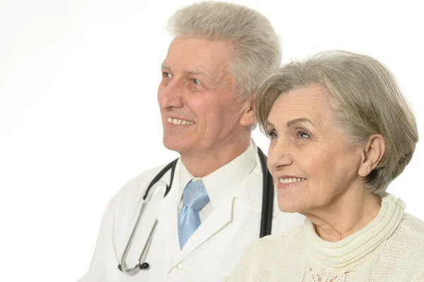 Médico de edad avanzada con un paciente — Foto de Stock