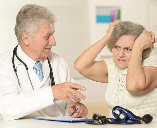 Kaukasische betagte Ärztin mit einem älteren Patienten — Stockfoto