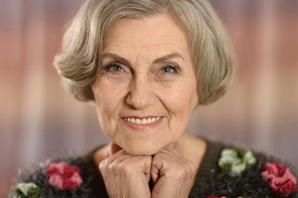 Retrato de una mujer de mediana edad — Foto de Stock