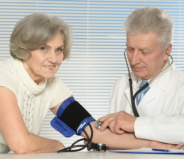 Καυκάσιος ηλικίας γιατρός με μια ηλικιωμένη ασθενή — Φωτογραφία Αρχείου