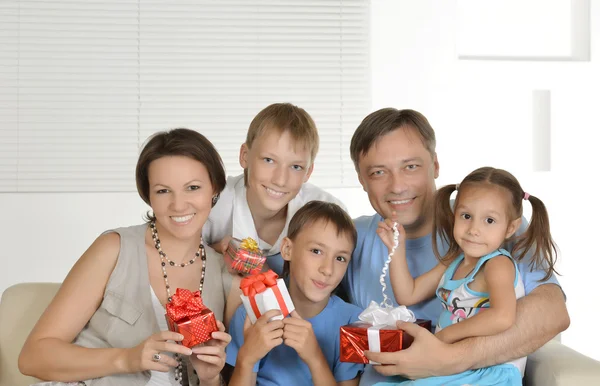 Familia feliz con regalos — Foto de Stock