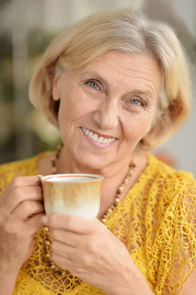 Mulher idosa bebendo chá — Fotografia de Stock