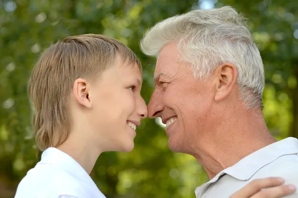 Grootvader met kleinzoon — Stockfoto