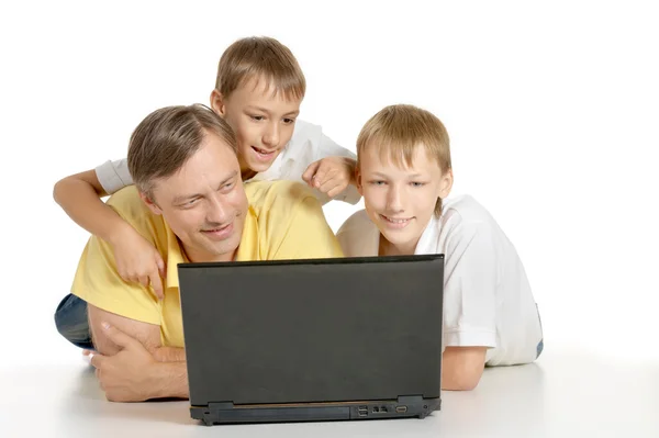 Padre con niños con portátil — Foto de Stock