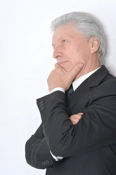 Tankeväckande äldre man i kostym — Stockfoto