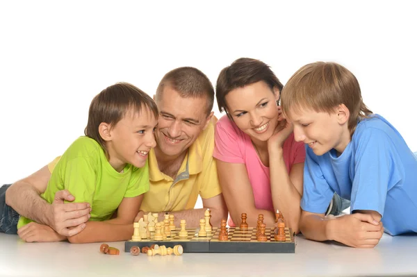 Famille heureuse jouant aux échecs — Photo