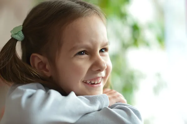 Porträt eines emotionalen Mädchens — Stockfoto