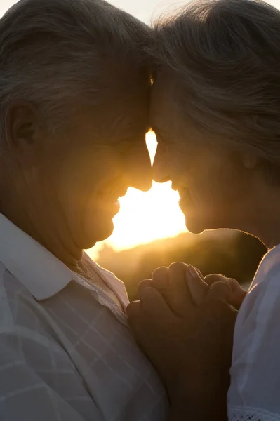 Couple de personnes âgées amoureux — Photo