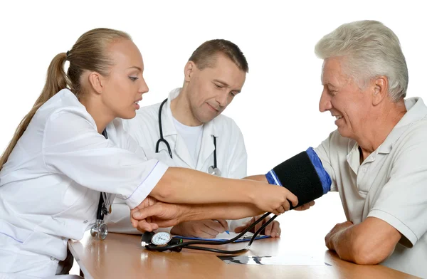 Enfermera joven midiendo presión arterial — Foto de Stock