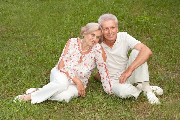 Encantadora pareja de ancianos fue a la naturaleza —  Fotos de Stock