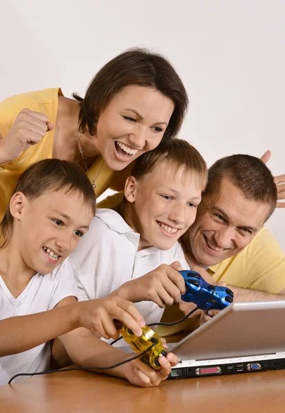 Familj med laptop — Stockfoto