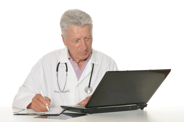 Yaşlı doktor ile bir dizüstü bilgisayar — Stok fotoğraf