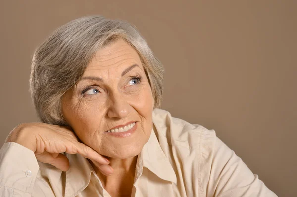 Bella donna caucasica anziana seduta — Foto Stock