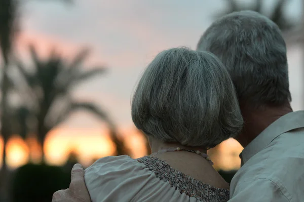 Couple de personnes âgées amoureux — Photo