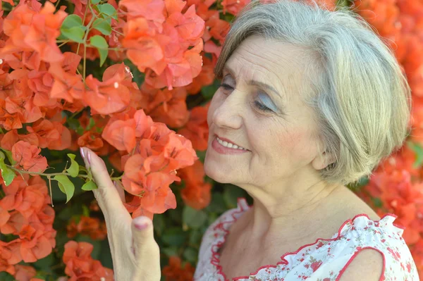 Kvinna med rosa blomma — Stockfoto