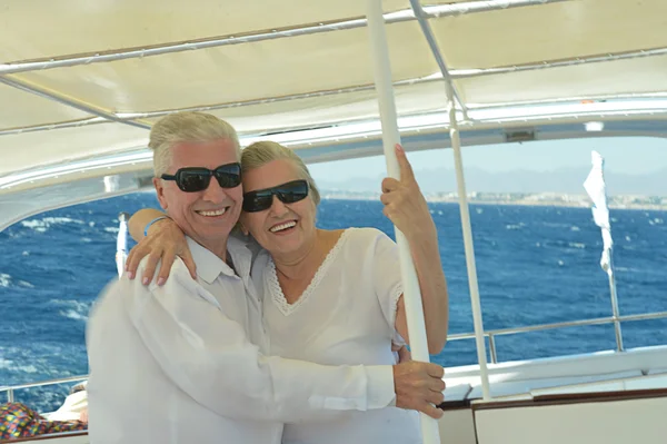 Casal sênior ter passeio de barco — Fotografia de Stock