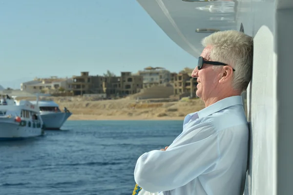 Elderly man watching sea — Stock Photo, Image