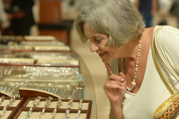 Senior woman in jewelry store — Stock Photo, Image