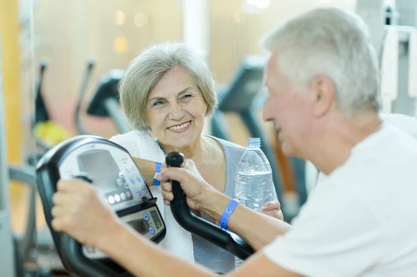 Pareja mayor en un gimnasio — Foto de Stock