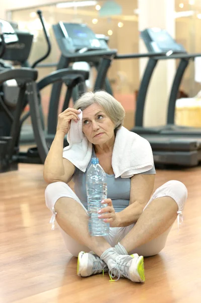 Äldre kvinna i ett gym — Stockfoto