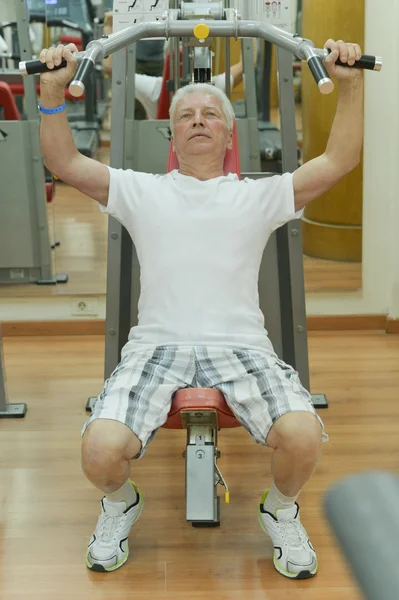 Elderly man playing sports — Stock Photo, Image