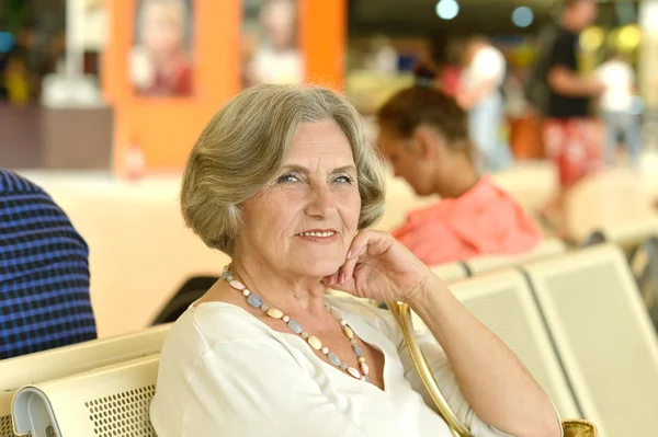 Senior vrouw in shopping mall — Stockfoto