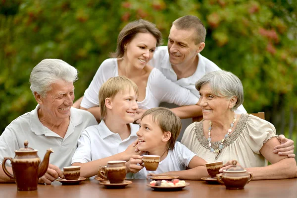 Familie trinkt Tee im Freien — Stockfoto