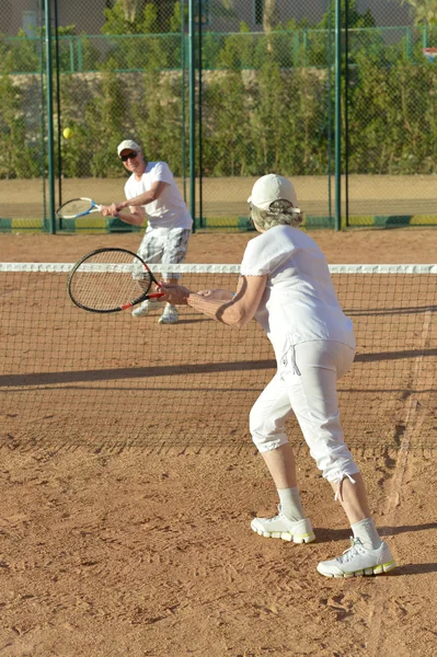 Couple senior jouant au tennis — Photo