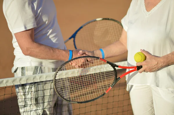 Couple senior jouant au tennis — Photo