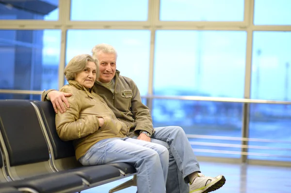 Coppia anziana in aeroporto — Foto Stock