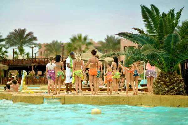 Mensen bij het zwembad in het hotel — Stockfoto