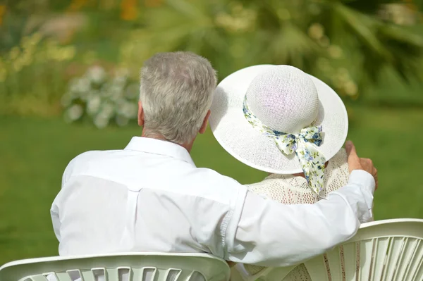 Старша пара сидить у тропічному саду готелю — стокове фото