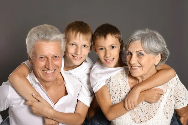 Besteforeldre med barnebarn – stockfoto