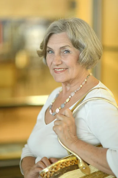 Senior woman in shopping mall — Stock Photo, Image