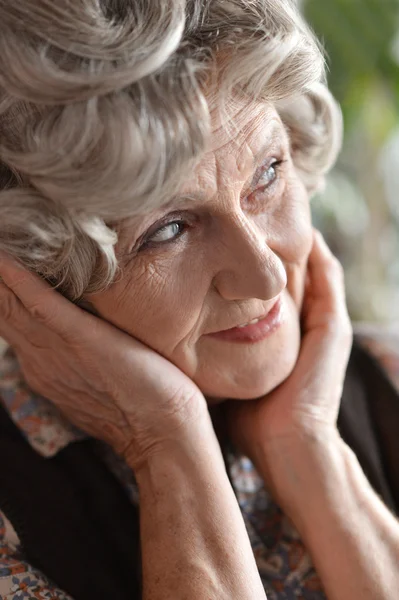 Donna con una sciarpa al collo — Foto Stock